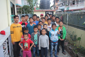 julegaven-sender-vi-til-barna-i-nepal bildeserie. Bilde 8