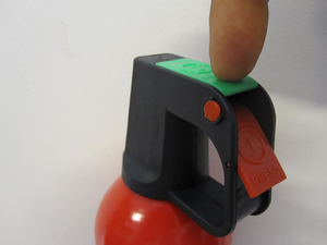 stopp-brannen-i-tide-med-slukkespray bildeserie. Bilde 5