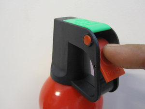 stopp-brannen-i-tide-med-slukkespray bildeserie. Bilde 4